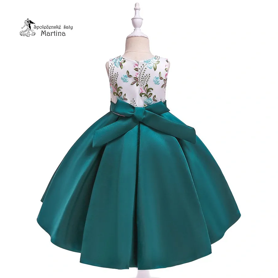 Elegantní tmavě zelené asymetrické šaty "Saskie" s výšivkou v živůtku - vel. 130