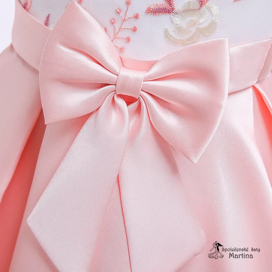 Elegantní světle růžové asymetrické šaty "Saskie" s výšivkou v živůtku - vel. 150