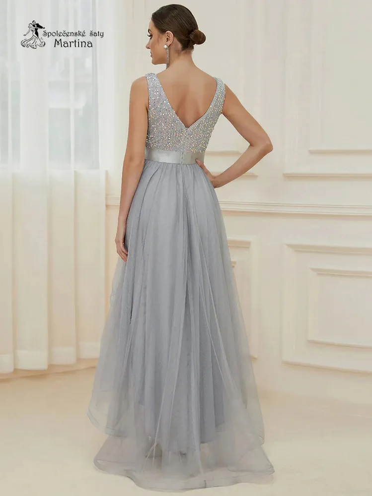 Stříbrné asymetrické tylové společenské šaty "Leslie" s flitrovým živůtkem - vel. 40