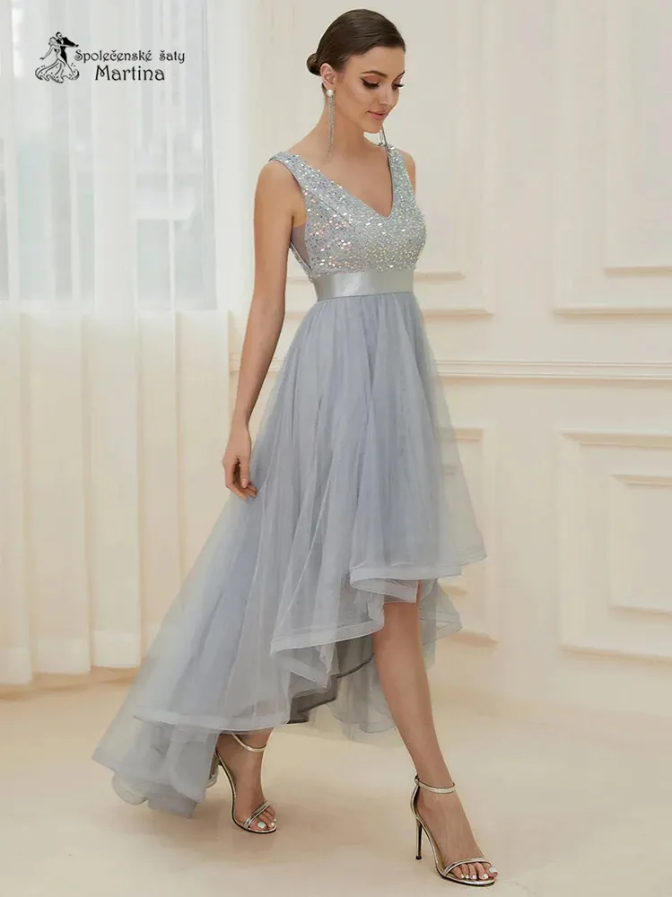 Stříbrné asymetrické tylové společenské šaty "Leslie" s flitrovým živůtkem - vel. 40