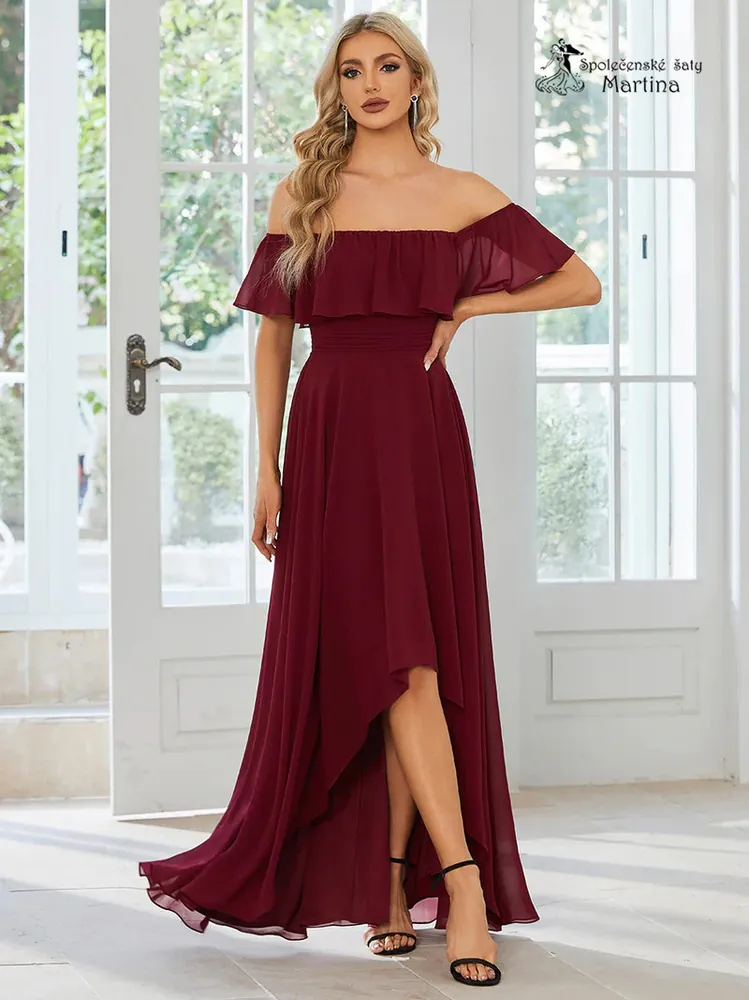 Asymetrické vínové šaty pro svatebního hosta "Aimee" se spadenými volánkovými rameny - vel. 40