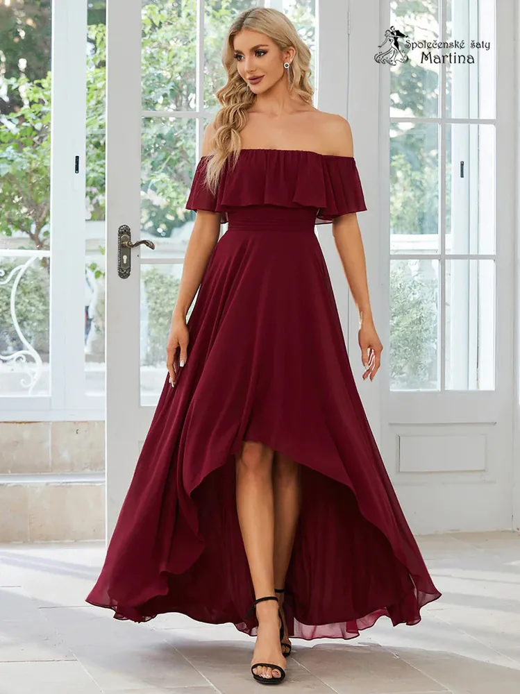 Asymetrické vínové šaty pro svatebního hosta "Aimee" se spadenými volánkovými rameny - vel. 40