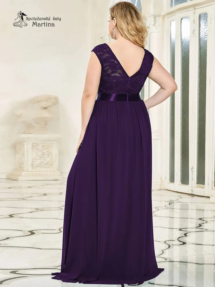 Fialové společenské šaty "Siera XXL" s krajkovým živůtkem