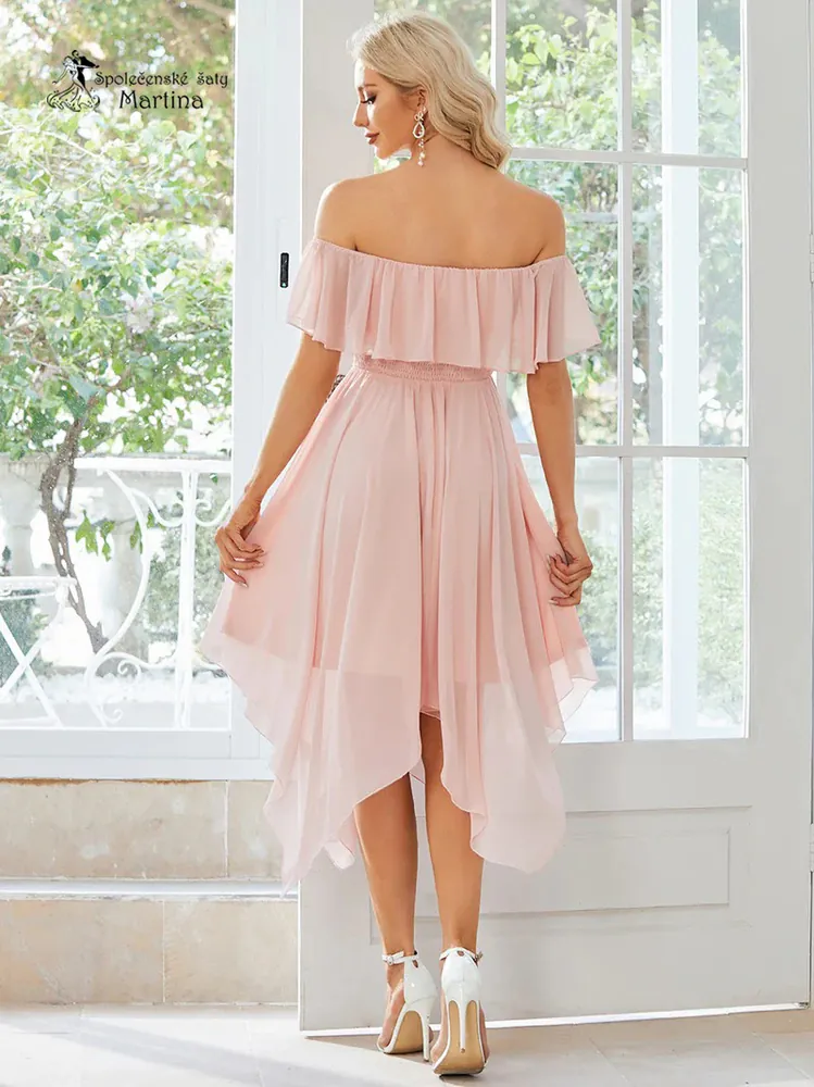 Midi světle růžové šifonové šaty pro družičky "Hadassa" se spadenými volánkovými ramínky a s cípy v sukni