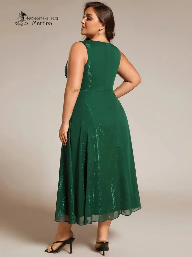 Elegantní lahvově zelené plus size šaty s lesklými detaily a jemným volánem "Nelly"