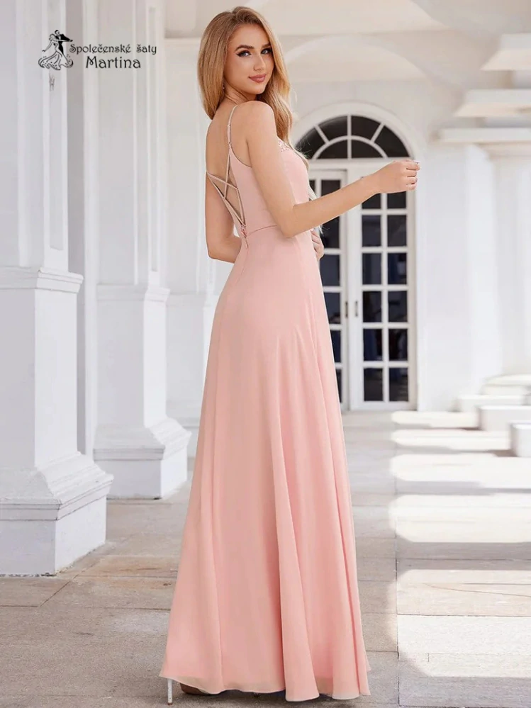 Jemné růžové šaty s krajkovým detailem a tenkými ramínky "Lewella"