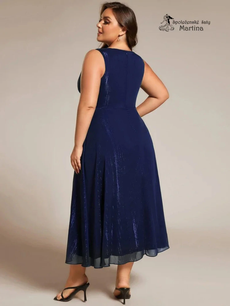 Elegantní tmavě modré plus size šaty s lesklými detaily a jemným volánem "Nelly"