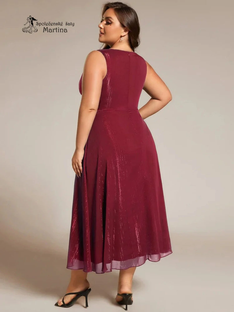 Elegantní vínové plus size šaty s lesklými detaily a jemným volánem "Nelly"