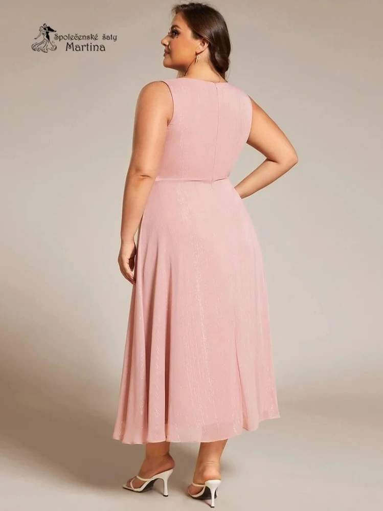 Elegantní růžové plus size šaty s lesklými detaily a jemným volánem "Nelly"