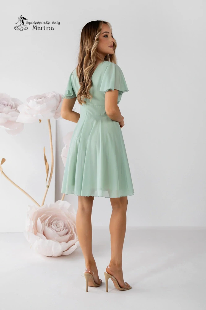 Krátké eukalyptové/šalvějové šifonové šaty do tanečních s krátkým rukávkem "Sabrinna"