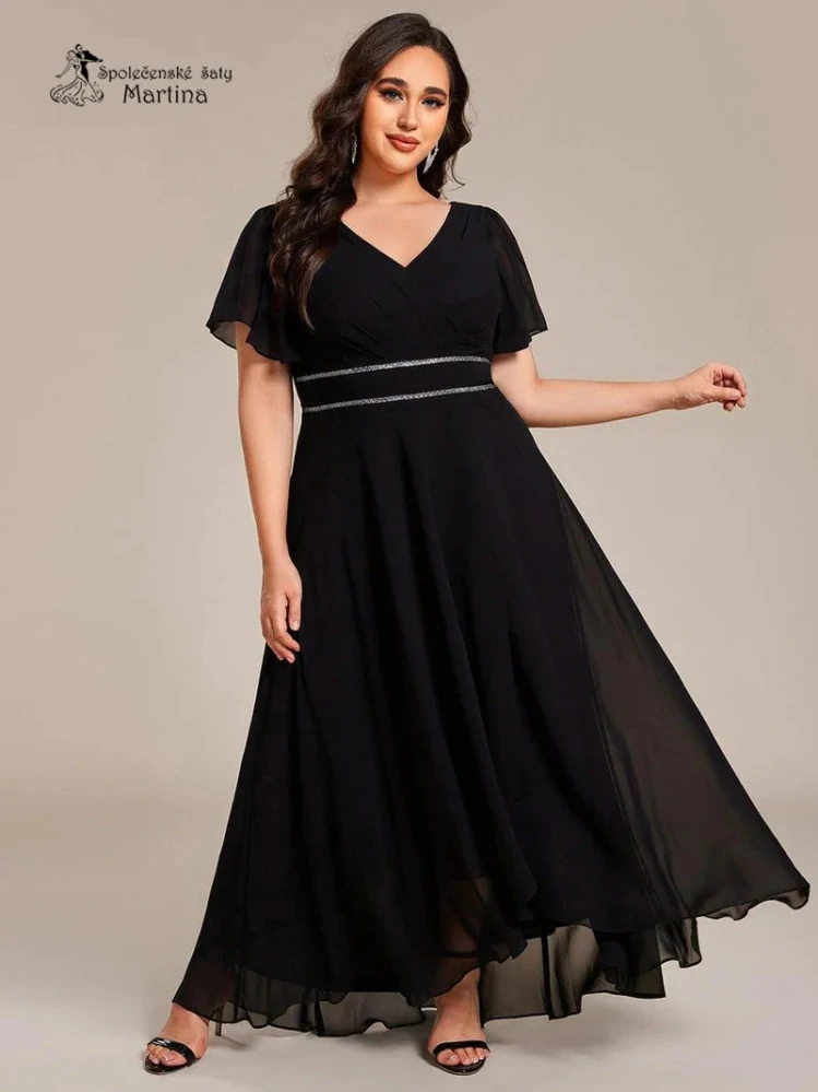 Mírně asymetrické XXL černé šaty s motýlími rukávy a ozdobným páskem "Ellie"