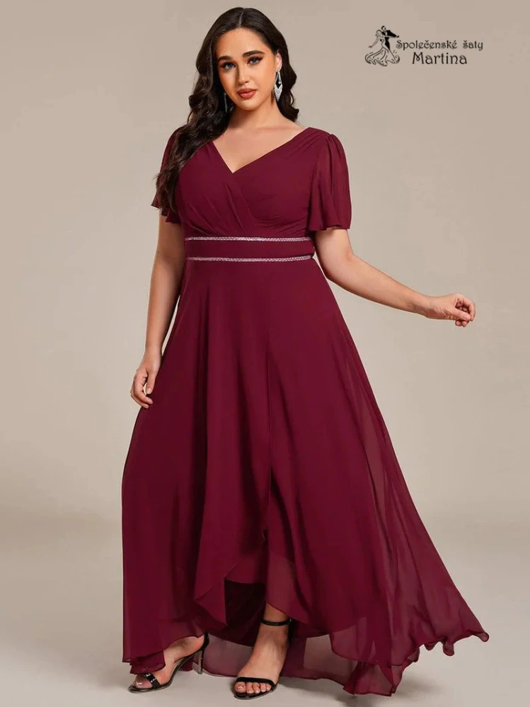 Mírně asymetrické XXL vínové šaty s motýlími rukávy a ozdobným páskem "Ellie"