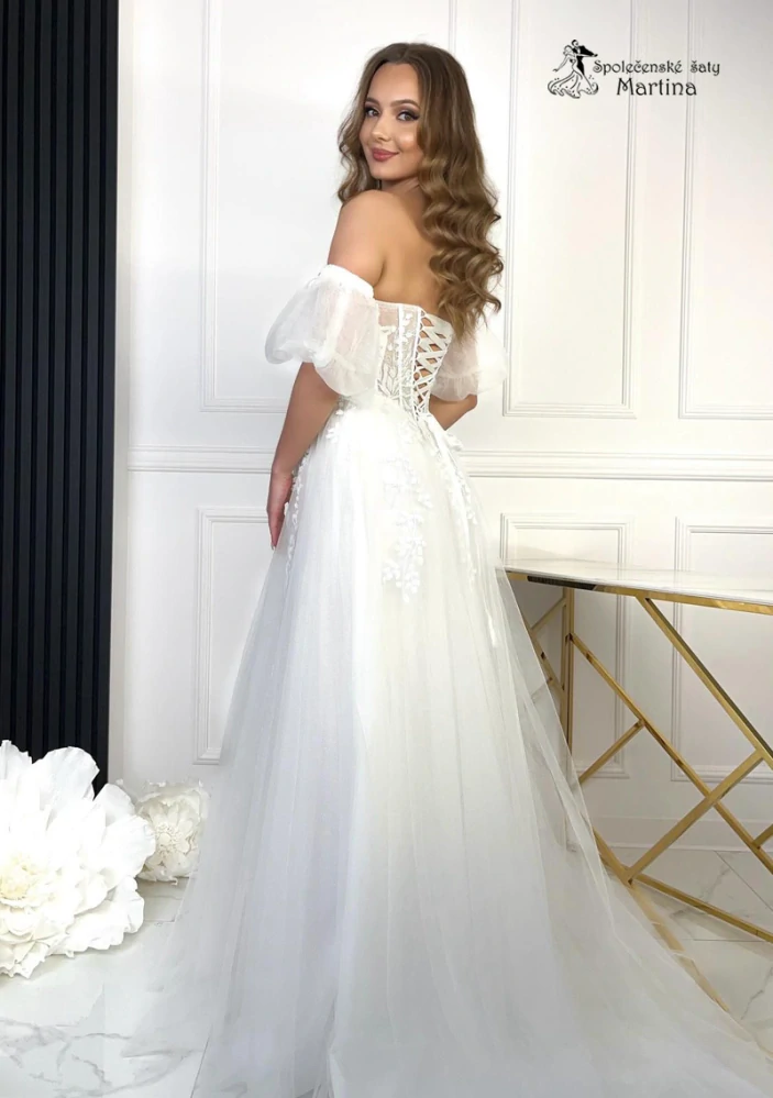 Bílé tylové svatební šaty "Orchidea" s korzetovým živůtkem a krajkovou aplikací