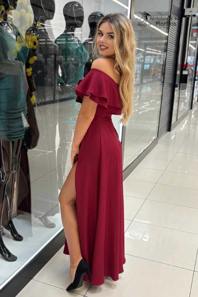 Vínové šaty s volánem "Natalia" s odhalenými rameny a rozparkem