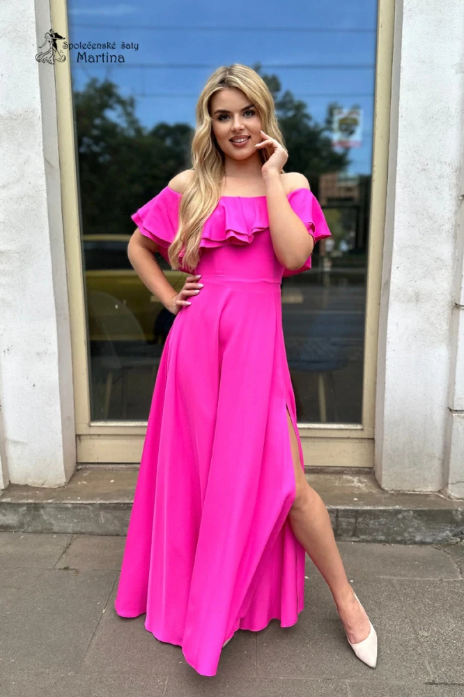 Fuchsiové šaty s volánem "Natalia" s odhalenými rameny a rozparkem
