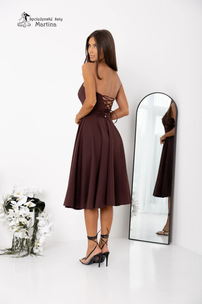 Čokoládové společenské šaty "Aurelia midi" s kolovou sukní a šněrováním na zádech