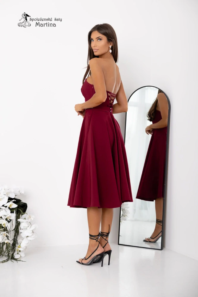 Vínové společenské šaty "Aurelia midi" s kolovou sukní a šněrováním na zádech