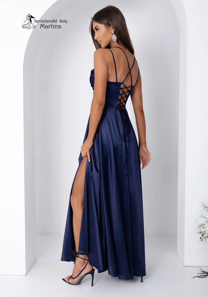 Tmavě modré saténové společenské šaty "Valeria" s jemně nabíraným živůtkem a rozparkem