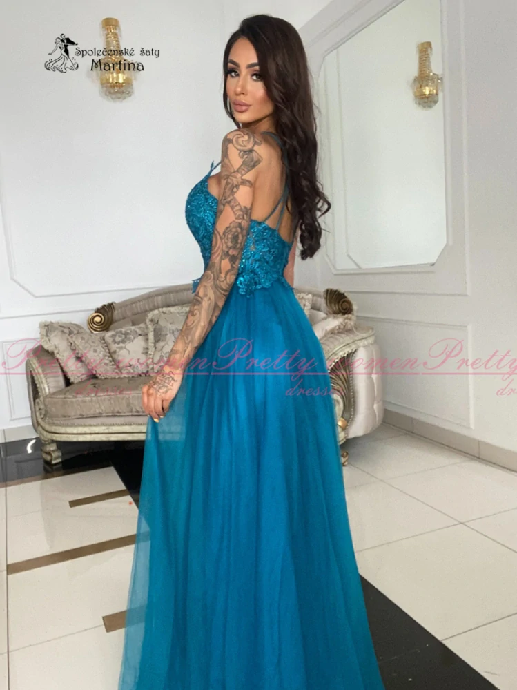 Petrolejové tylové společenské šaty "Zefir" s krajkovým živůtkem a rozparkem - vel. 36