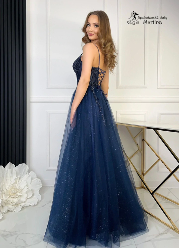 Tmavě modré tylové společenské šaty "Jasmina" s korálkovým živůtkem a rozparkem