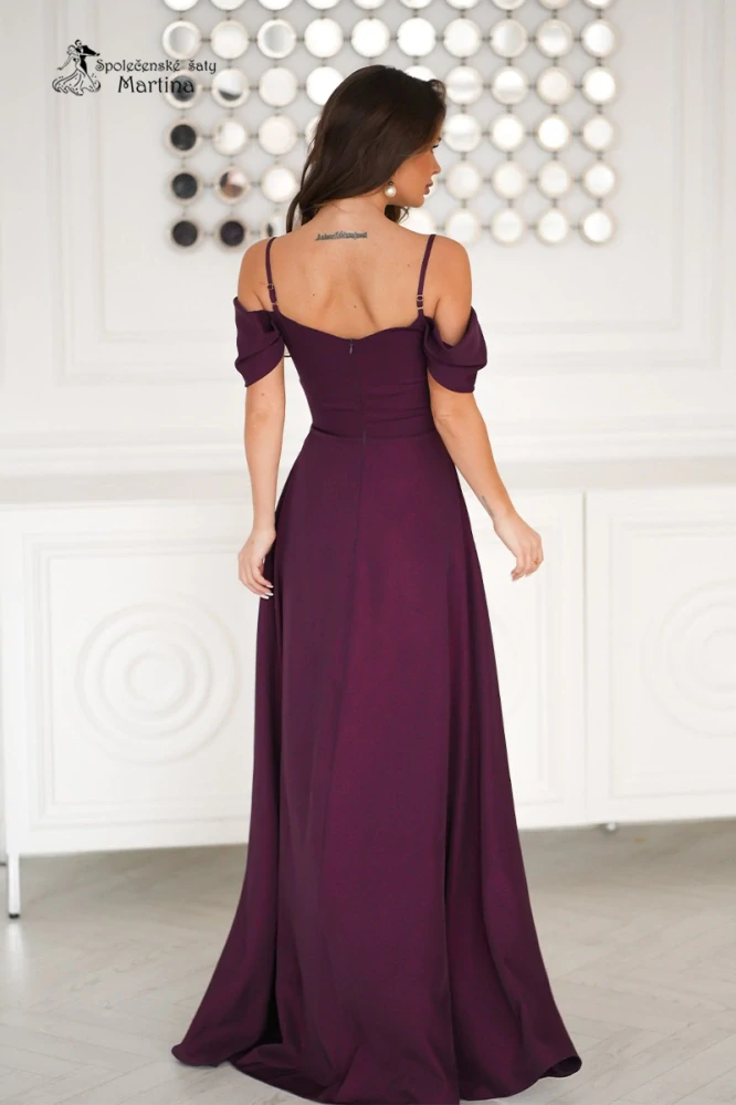 Švestkové šaty "Sunny" se spadenými ramínky z jemně lesklého materiálu