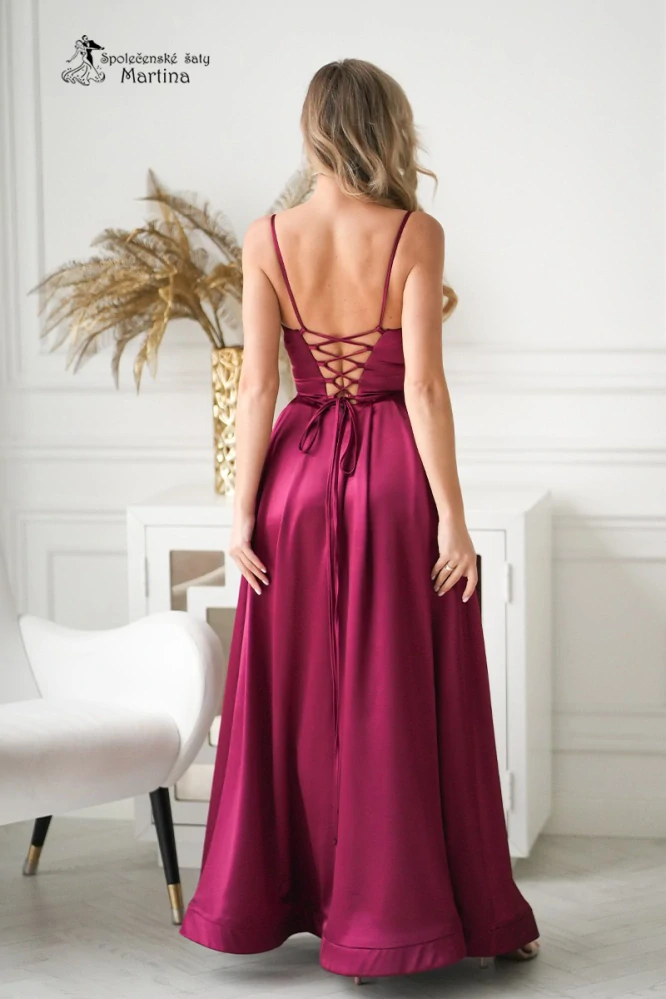 Vínové společenské šaty "Eleven" se šněrováním na zádech a mírným leskem - vel. 40