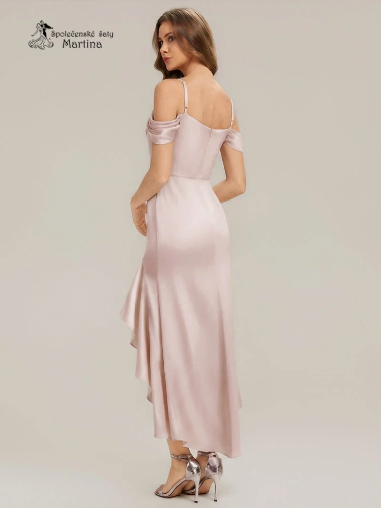 Pudrově růžové saténové společenské šaty "Claudette" s volánem a spadenými ramínky