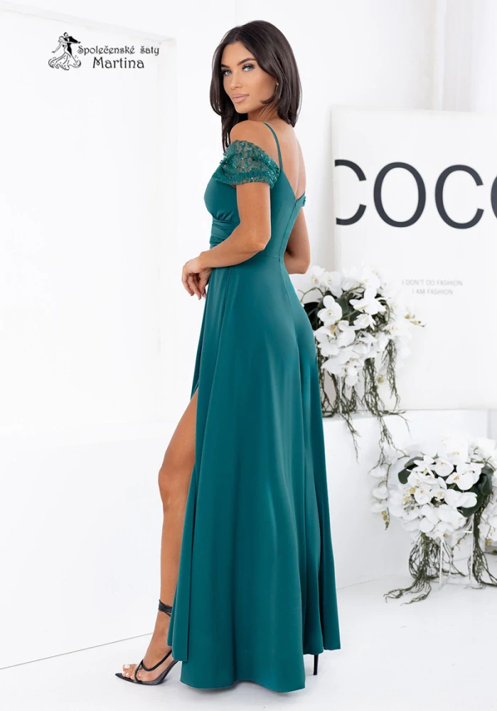 Lehké lahvově zelené společenské šaty "Jeri" s flitrovým zdobením a rozparkem