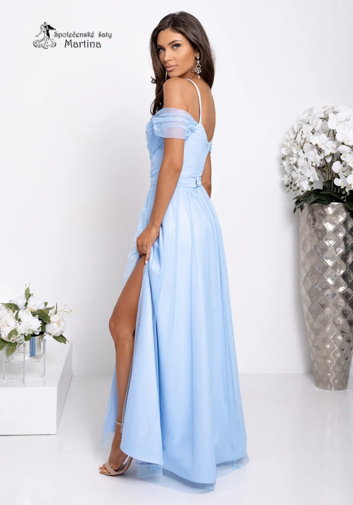 Světle modré tylové společenské šaty "Kiara" s rozparkem a spadenými rameny - vel. 38
