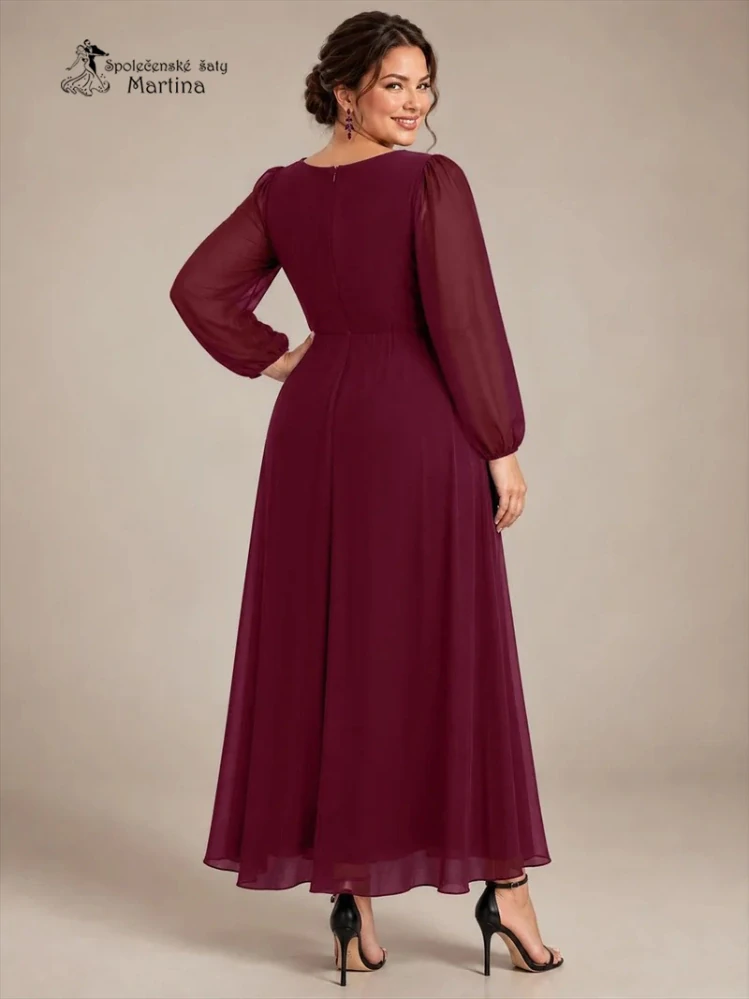 Vínové plus size šifonové společenské šaty "Ashley“ s dlouhými rukávy a zdobeným pasem