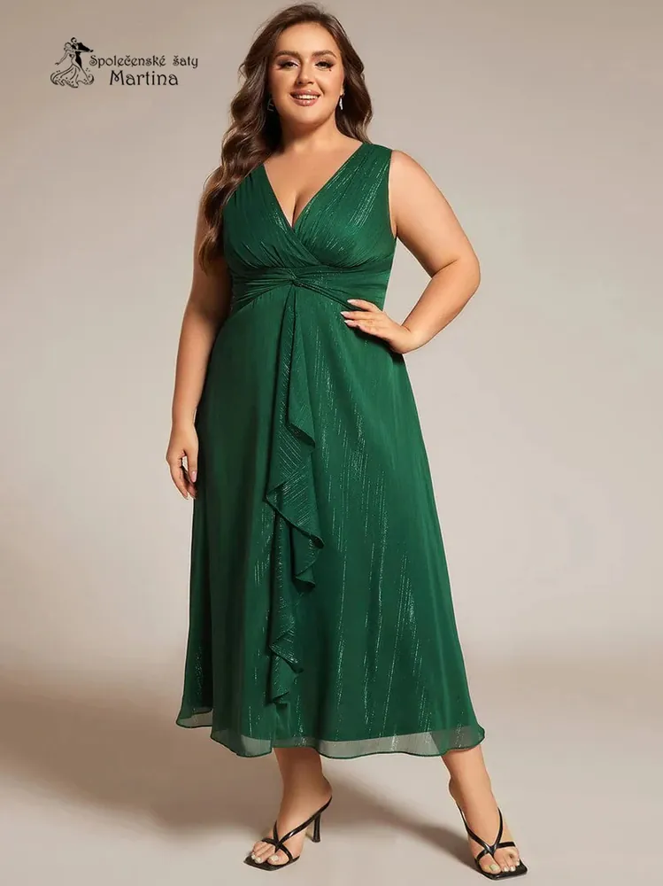 Elegantní lahvově zelené plus size šaty s lesklými detaily a jemným volánem "Nelly"