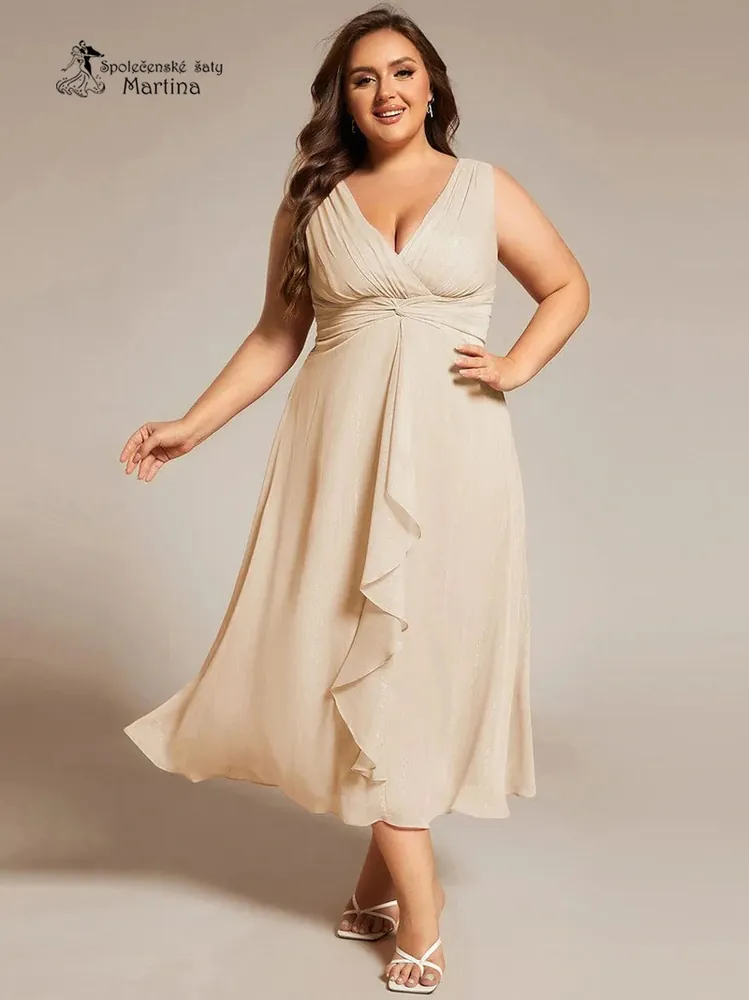 Elegantní champagne plus size šaty s lesklými detaily a jemným volánem "Nelly"