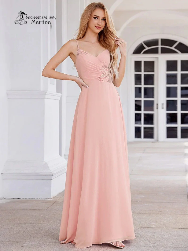 Jemné růžové šaty s krajkovým detailem a tenkými ramínky "Lewella"