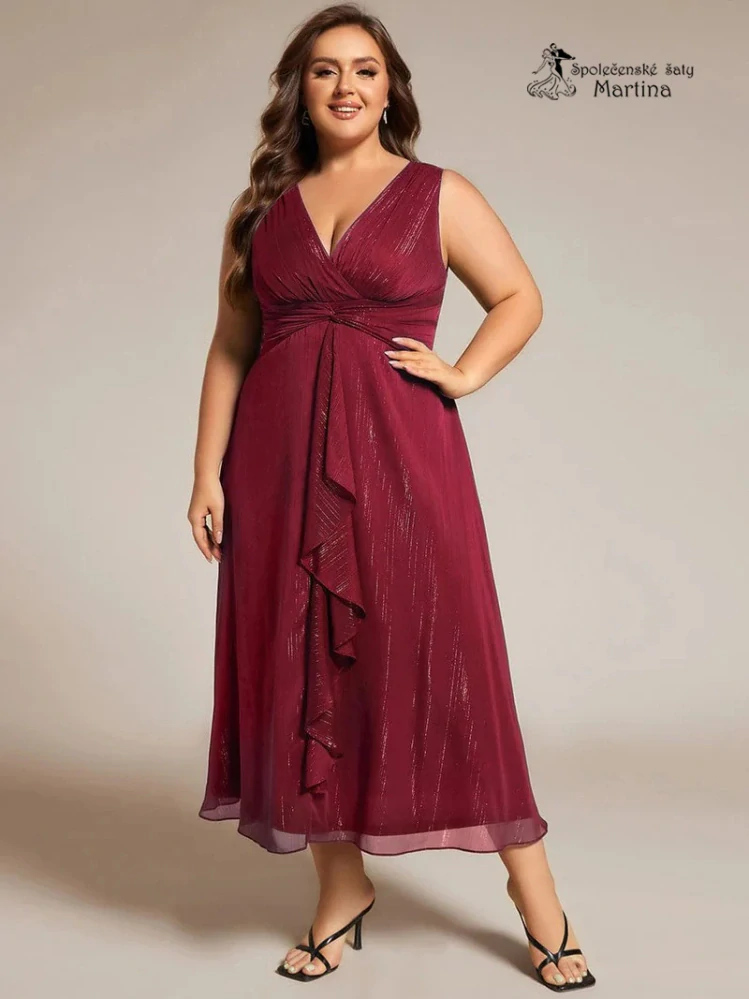 Elegantní vínové plus size šaty s lesklými detaily a jemným volánem "Nelly"