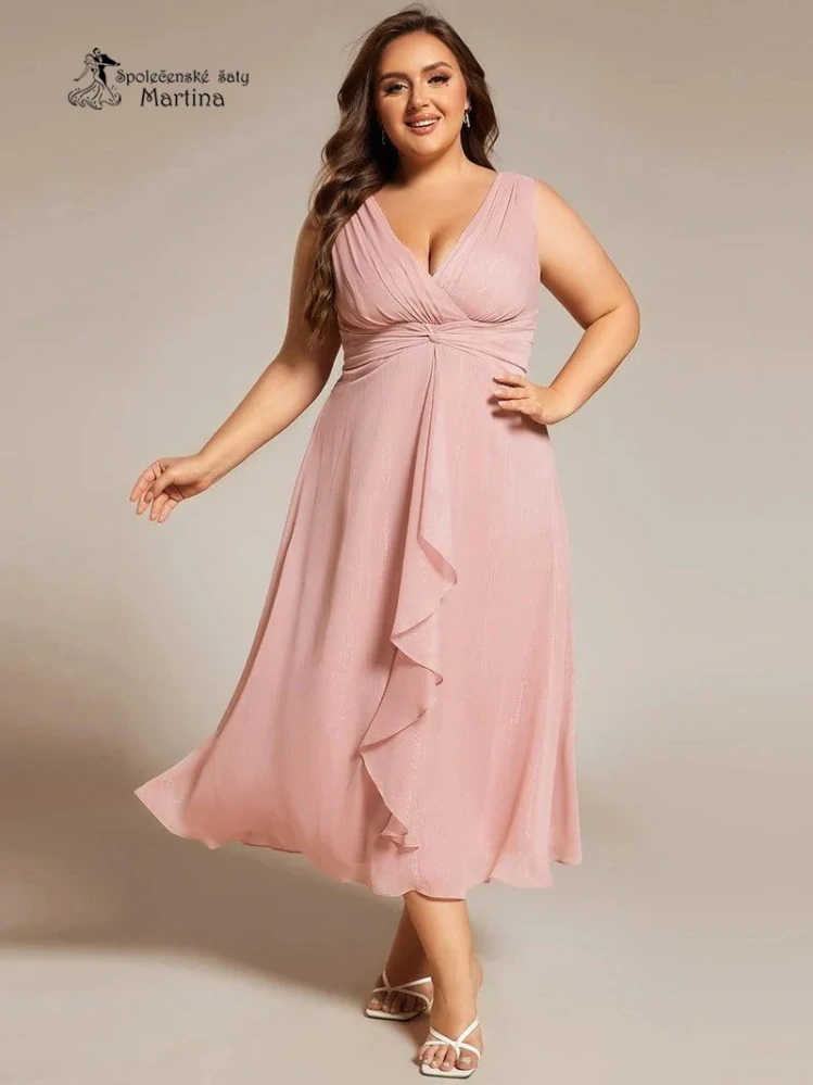 Elegantní růžové plus size šaty s lesklými detaily a jemným volánem "Nelly"