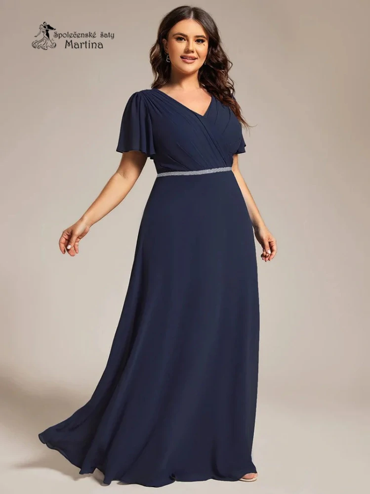 Jednoduše elegantní plus size tmavě modré šaty s motýlími rukávy a třpytivým páskem "Claudine"