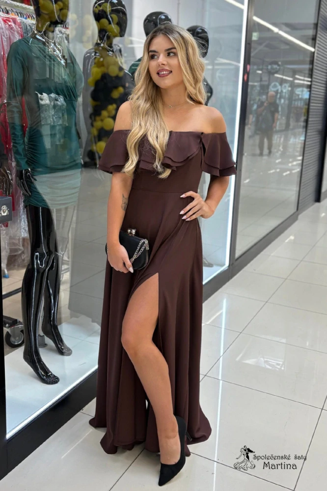 Čokoládové šaty s volánem "Natalia" s odhalenými rameny a rozparkem
