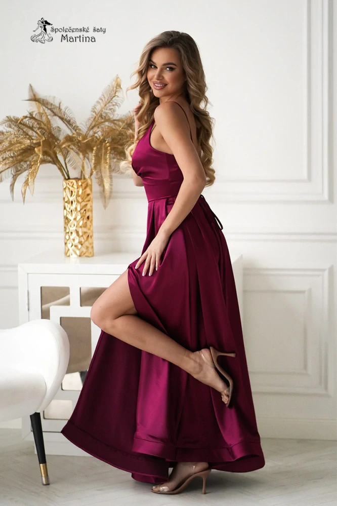 Vínové společenské šaty "Eleven" se šněrováním na zádech a mírným leskem - vel. 40