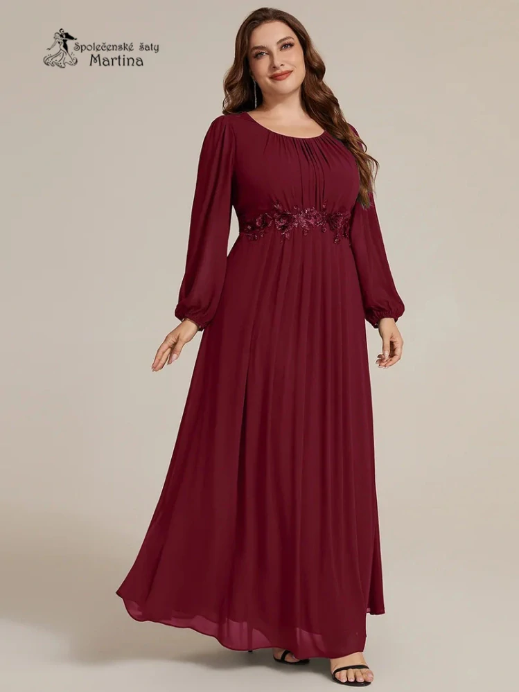 Vínové plus size společenské šaty "Tina" s květinovým zdobením a dlouhými rukávy