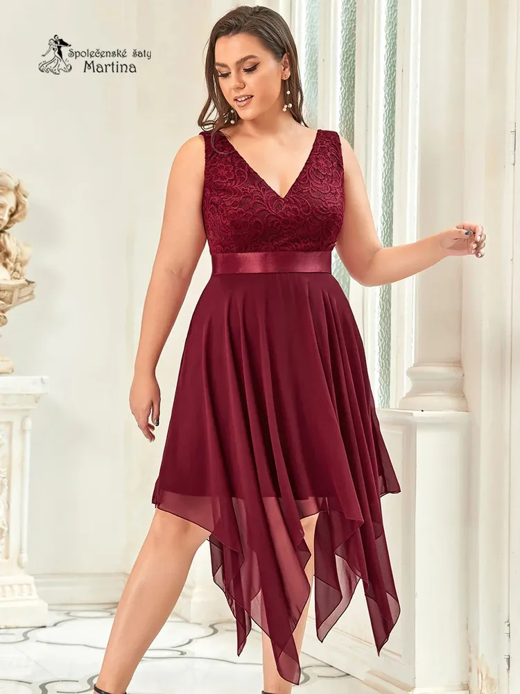 Vínové šaty "Annice XXL" s cípy na sukni a krajkovým živůtkem