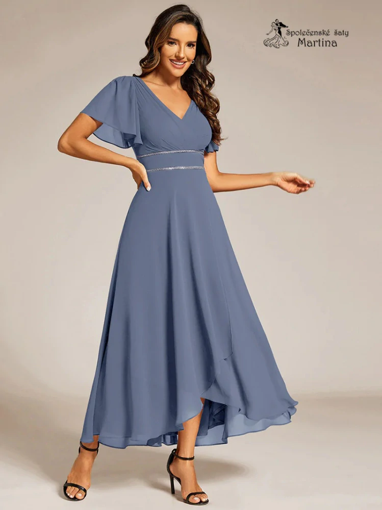 Mírně asymetrické staromodré šaty s motýlími rukávy a ozdobným páskem "Ellie"