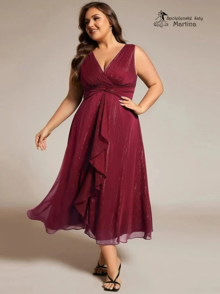 Elegantní vínové plus size šaty s lesklými detaily a jemným volánem "Nelly"