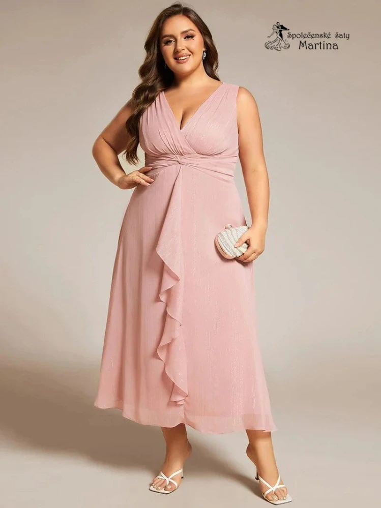 Elegantní růžové plus size šaty s lesklými detaily a jemným volánem "Nelly"