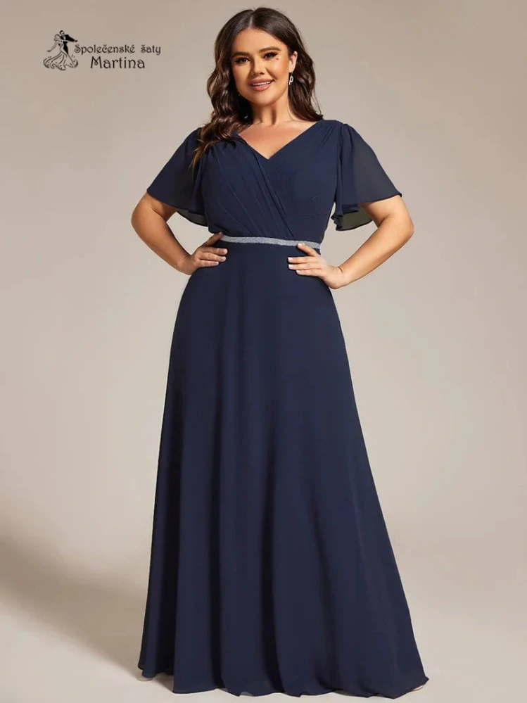 Jednoduše elegantní plus size tmavě modré šaty s motýlími rukávy a třpytivým páskem "Claudine"
