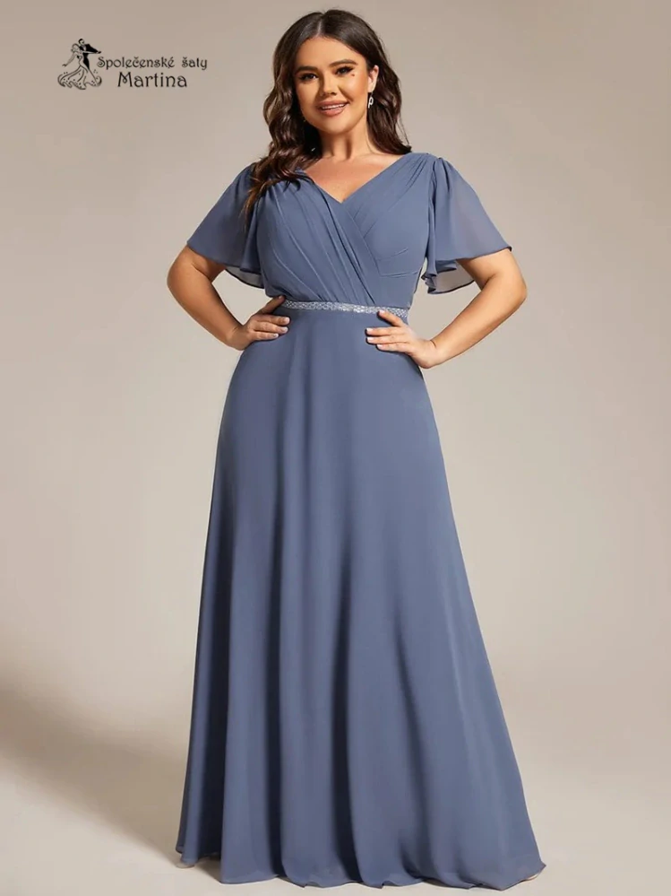 Jednoduše elegantní plus size dusty navy šaty s motýlími rukávy a třpytivým páskem "Claudine"