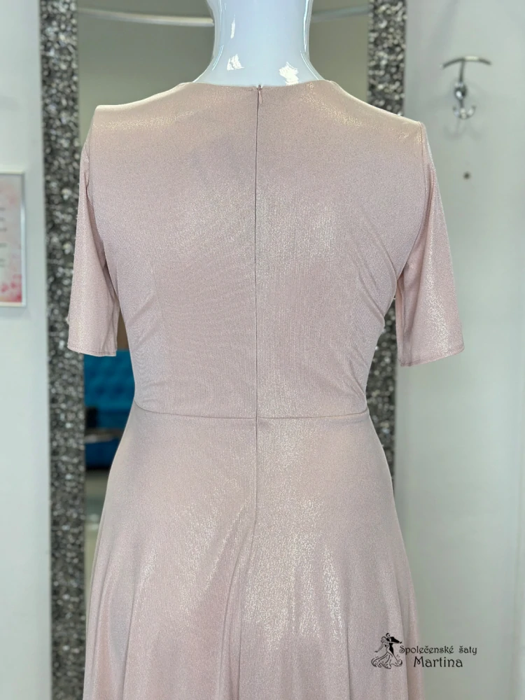 Pudrově růžové mírně lesklé šaty "Wcislak" pro svatebčanku