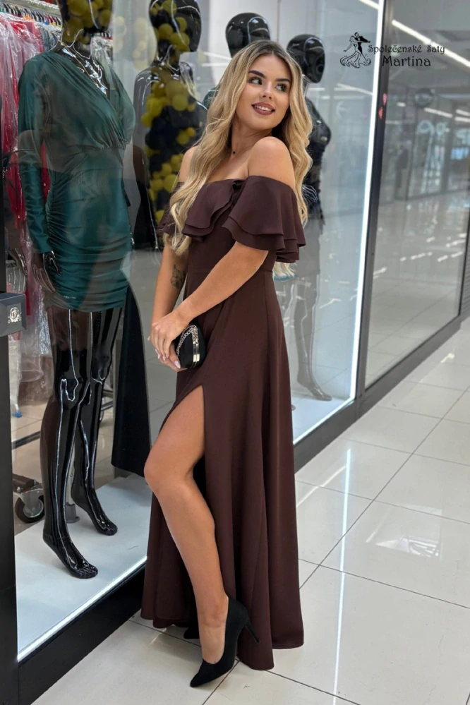 Čokoládové šaty s volánem "Natalia" s odhalenými rameny a rozparkem