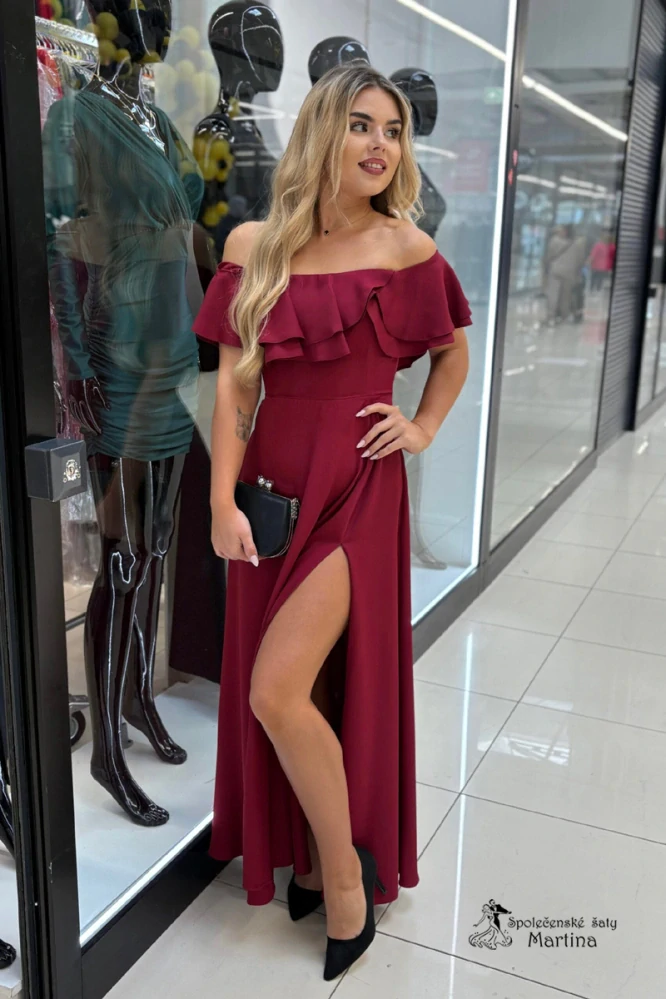 Vínové šaty s volánem "Natalia" s odhalenými rameny a rozparkem