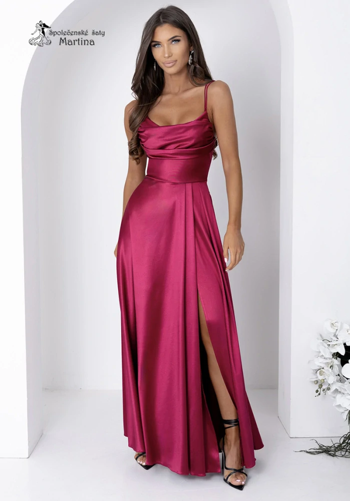 Vínové saténové společenské šaty "Valeria" s jemně nabíraným živůtkem a rozparkem - vel. 40