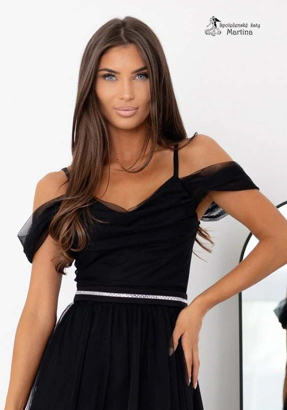 Černé tylové společenské šaty "Kiara" s rozparkem a spadenými rameny